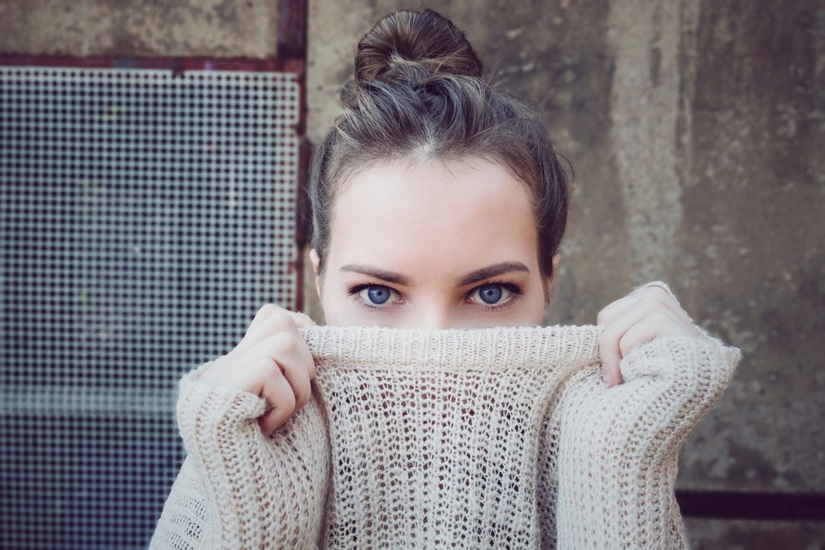 Opuchnięte oczy z rana? Oto kilka sposobów na pozbycie się "puffy eyes"